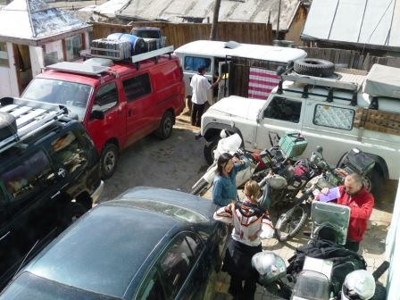 ..im Ganzen trafen wir hier so an die 20 Overlander: Velofahrer, Biker, Autöler, Trucker, einer ist sogar zu Fuss von Paris nach Peking unterwegs und joggt pro Tag so um die 70 Kilometer!!!!