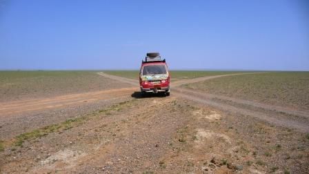 ...Markus und Chrigi, muchas muchas gracias fuer euer GPS...wir hatten dies auf der ganzen Reise hierher zwar nicht einmal im Einsatz - ohne das kleine Wunderding hätten wir aber in der Mongolei ohne Guide echt keine Chance irgendwohin zu finden...