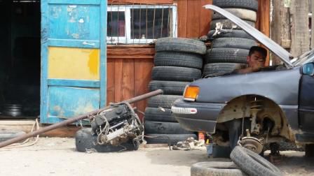 ...Autogarage auf mongolisch...hilfreiche Schweissgeräte sind hier zum Glück überal zu finden...kein Wunder bei den toughen Strassen...unser Dachträger war im Nu wieder fit....war für den Mechaniker gar nix exotisches...normalerweise schweisst er wohl halbe Lastwagen zusammen...