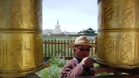 ...Local beim Gebetsmuehlendrehen - riesige Stupa im Hintergrund...