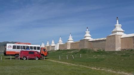...obwohl der Riesentruck viel groesser ist als Superbus, da sie zu 16 reisen ist nix mit gemuetlich Fahrbarhausen. Da wird gezeltet...