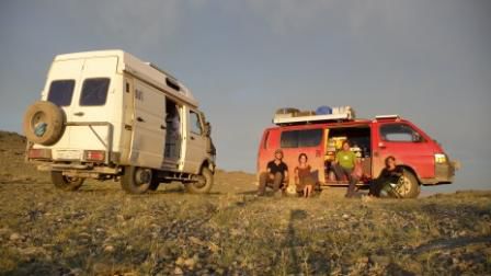 ..die beiden wollen von Vladivostok per Schiff rüber nach Kanada, wo eine Saisonstelle als Skilehrer in Whilstler auf sie wartet... bevor sie sich „den Rest der Welt“ anschauen ... check www.rumpelkiste.ch....