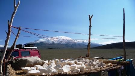 ....Käsetrocknung à la Mongolie.....ist übrigens mega salzig der Käs und leckerst auf Pasta….