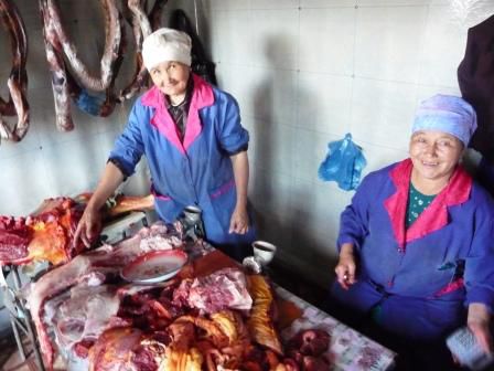 ....und schon haben wir die beiden freundlichsten Metzgerinnen der Mongolei ausfindig gemacht.....so ein Kilo leckerstes Fleisch gibt’s hier für ungefähr 2.5 CHF..