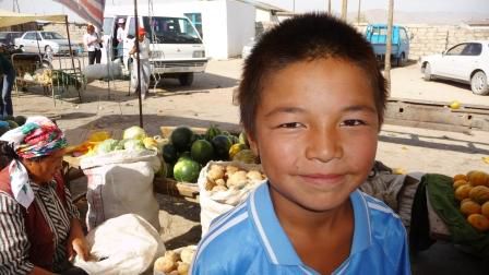 ....im Westen gab’s sogar Früchte (Einfluss der Kasachen)...welch Luxus in der Mongolei, wo irgendwie fast alle Güter aus China und Russland rangekarrt werden. Es scheint als produziere die Mongolei im Resten des Landes nix ausser Fleisch und Milch....