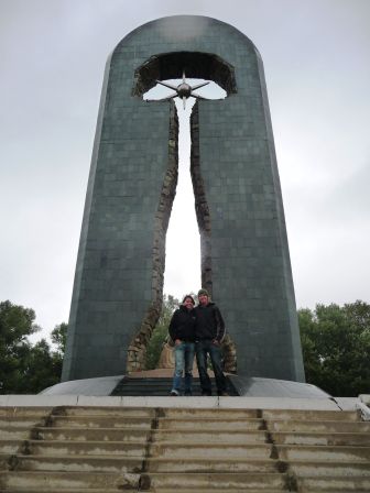...beim Denkmal zu Semey...