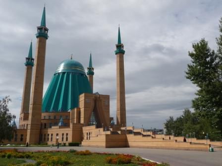 ..unterwegs stoppten wir in Pavlodar, wo laut Anekdote Darth Vader seinen Helm vergessen hat....