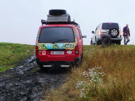 ...kasachischer Jeep im Bergeeinsatz...der Boden ist mit all dem Regen supersumpfig hier....da hilft kein 4WD mehr..