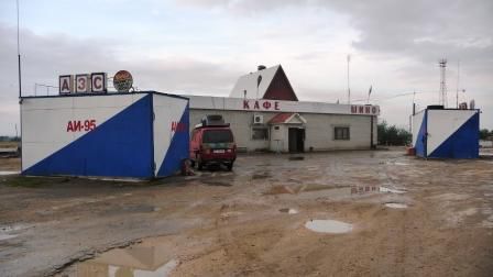 ...tanken à la Ruski...oldschool und schön günstig...übrigens muss man in Russland immer zuerst Benzin kaufen und füllt dann entsprechend den Tank, weshalb man nie wirklich voll tanken kann....drückt irgendwie auch was über die Mentalität eines Landes aus...