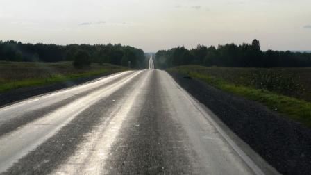 ....die Strassen beanspruchen die Lenkung kaum...währenddem das Fahrwerk schon einiges mitmacht....der Rumpeleffekt reduziert sich je weiter wir gen Westen fahren und beeindruckt uns nach der Mongolei überhaupt nicht mehr....