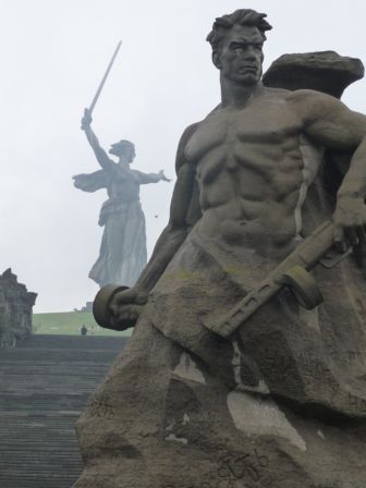 ...die 83 Meter hohe (ist echt riesig) Mutter Russland’s im Hintergrund...