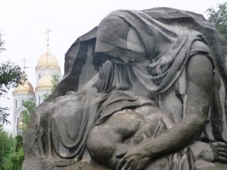 ...eine der vielen Skulpturen...im Hintergrund typische orthodoxe Kirche...