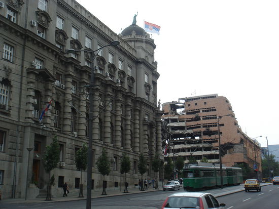 Knapp auf dem Bild zu erkennen - man staune, das Wetter war auch hier regnerisch  - ein älteres "Baslerdrämmli" (gesponsert von der Stadt Basel/Lucy hat's natürlich auch ohne die Aufschrift Bahnhof SBB sofort erkannt)