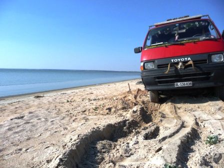 ...in der ganzen Euphorie sind wir dann ein bisserl zu Nah ans Meer gefahren und konnten uns nur noch dank der Sandbleche vom schönen Strand lösen...ehrlich gesagt sieht’s hier nach Badewetter aus, die Temperaturen waren aber nicht wirklich zum genüsslichen Reinhüpfen..