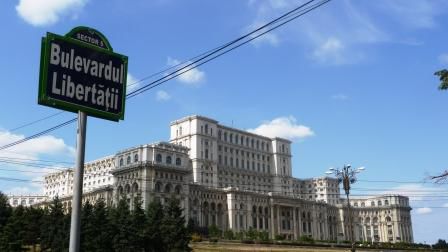 ..das zweitgrösste Gebäude der Welt (nach dem Pentagon), das 1984 vom Diktator Nicolae Ceausescu mit 3100 Zimmern ausgestattete Parlamentsgebäude (noch heute nicht fertig gebaut).....wenn man das einfache Landleben ein klein wenig gesehn hat, sind solche Investments irgendwie noch unverständlicher....