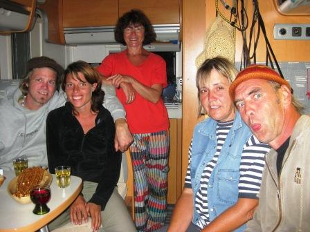 ...schon noch gemütlich geraeumig so ein richtiges Alkovenwohnmobil! Auch wenn für ne Asienrundreise nicht wirklich brauchbar, um genüsslich in Griechenland zu stehen eindrücklich wohnlich!! Aber tauschen wollten wir trotzdem nicht!