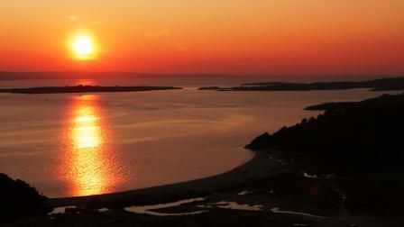 ...nach paradiesischen Sonnenuntergängen (Superbus steht unserer Art entsprechend natuerlich gleich dort unten im Sand) und gemütlichen Stunden, zogen
wir nach Thessaloniki, um auf dem Markt unsere Vorräte mit leckeren Griechischen Spezialitäten zu pimpen..