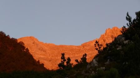 ...früh morgens oder besser gesagt zum Ende der Nacht zogen wir mit Stirnlampen bewaffnet durch dunkle Wälder los, um den Gipfel in einem Tag erklimmen zu können (unser Reisebuch meint der Berg wäre nur in 2 Tagen zu meistern)...Beim Sonnenaufgang leuchtete uns der Olymp (rechte Bildseite) in kitschroter Farbe entgegen..
