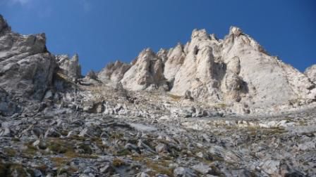 ...die wunderschönen Pfeiler des Olymp...da könnt man noch lange rumklettern...wenn man nicht so müde Muskeln gekriegt hätte..(so ne 10 Stunden Wanderung spüren wir nach 50’000km Autofahren doch ein klein wenig in den Gliedern)...