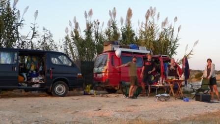 ...Bussgeflirte am Strand....links die noch reiseunerfahrene "Villa Venus"...