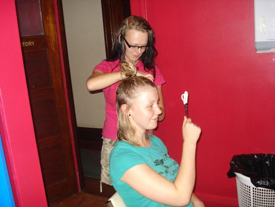 Elisa und Paula beim Haare schneiden. (Sie hat das vorher noch nie gemacht)