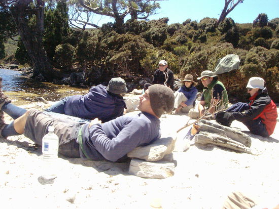 vorne: Macca; Typ mit weisser Cappy: Chris; Frau daneben: Liz; den Rest weiss ich net