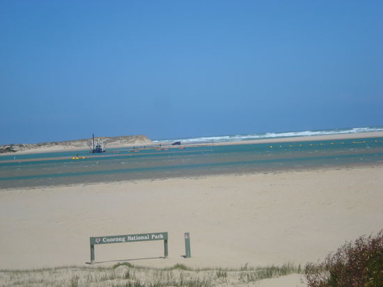 Das ist wo der Murray River (der groeste Fluss Australiens) ins Meer fliesst! Grosse Sache hier....