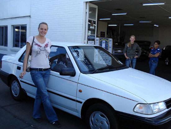 Stolze Auto-Besitzerin