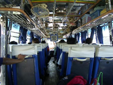 Public Bus- noch ist die Glotze aus, aber das ändert sich in wenigen Minuten! Ach ja, dort wo wir sitzen, ganz hinten, hängen die Lautsprecher! Sehr unklug sich diese Plätze auszusuchen!