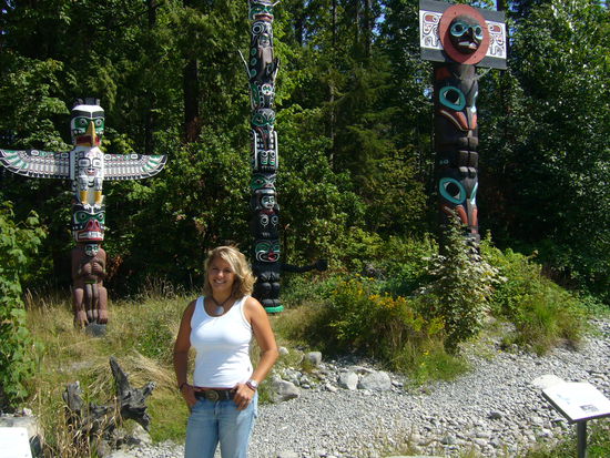 Ich vor den beruehmten Totempfaehlen der Squamish-Indianer