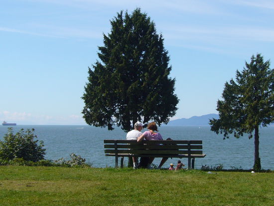 Ein aelteres Ehepaar an meinem Lieblings-Ausblick-Punkt