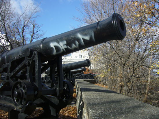 Quebec war zwar gut geschuetzt, wurde aber trozdem von den Englaendern eingenommen: Kanonen auf der alten Stadtmauer