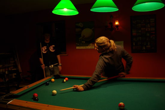 Abendliches Billiard-Turnier ..hier mal bei einem meiner Versuche professionell auszusehen 