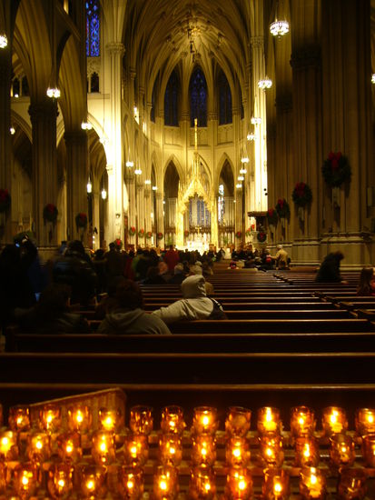 Und hier von Innen- was man hier auf dem Bild (leider) nicht sieht, ist, dass an der Decke 2 Fahnen haengen: die vom Vatikan und die der USA...und das IN der Kirche...