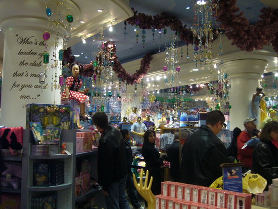 Die Abteilung fuer kleine Maedchen :Glitzer, Glimmer, Kitsch und einfach sinnlos, trotzdem wird eifrig gekauft