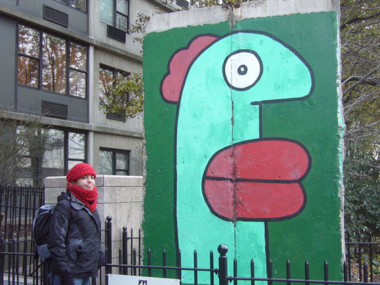 Sogar ein Stueck deutsche Geschichte haben wir hier gefunden: Ich stehe hier gerade vor einem (ausserst..oehm..interessanten)Stueck Berliner Mauer, das der Stadt New York 2004 geschenkt wurde.Fast wie Zuhause