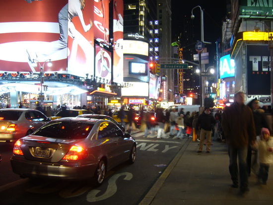 kuenstliche Glitzerwelt: TimesSquare by night :Lichter, viiile Menschen und natuerlich Taxis