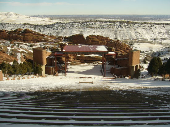 Red Rocks ist das weltweit einzige natürliche Amphitheater ist eine, zwischen zwei rund 100 Meter hohen Sandsteinfelsen eingebettete Freilichtbühne (siehe Bild), die fast 10.000 Menschen Platz bietet und für ihre herausragende Akustik bekannt ist.
