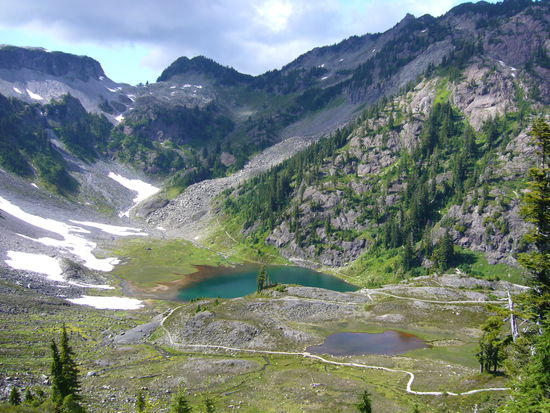 Links oben,in der Bergsenke-da standen wir und sind den ganzen Berg runter bis zum See und letzten Endes wieder hier hoch,wo ich gerade stehe.Alles an 1 Tag