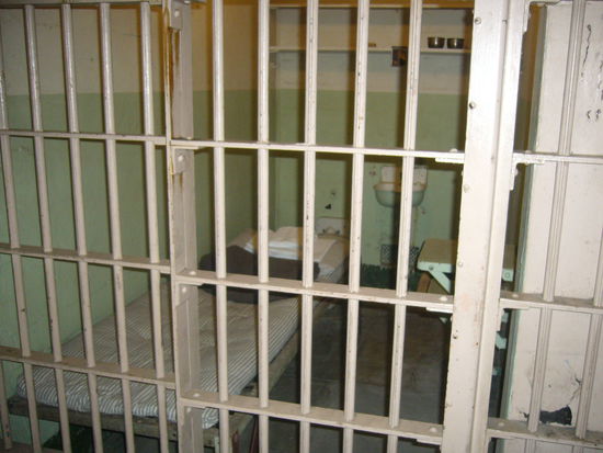 Jede Zelle war gleich: klein und spartanisch.man bekma wirklich nur die Basics gestellt. Luxus wie Lesen oder sonst. Beschaeftigungen musste man sich durch gutes Benehmen verdienen.