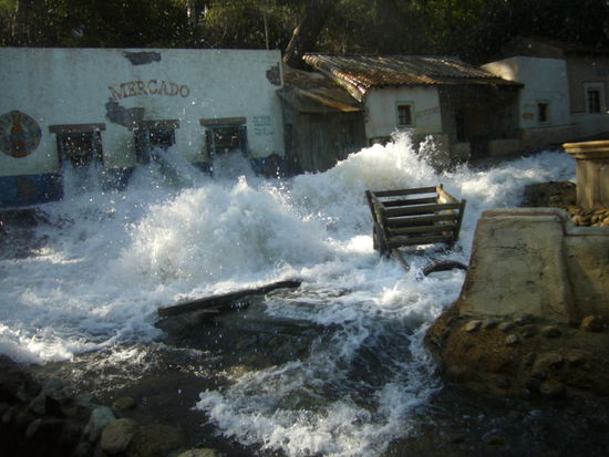 ...doch ploetzlich kommt eine Flutwelle wie aus dem nichts und ueberflutet das kleine Dorf...Hollywood macht's moeglich 