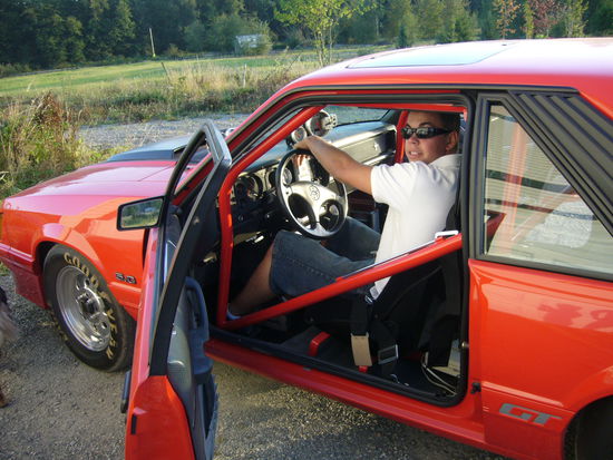 Jason im roten Flitzer