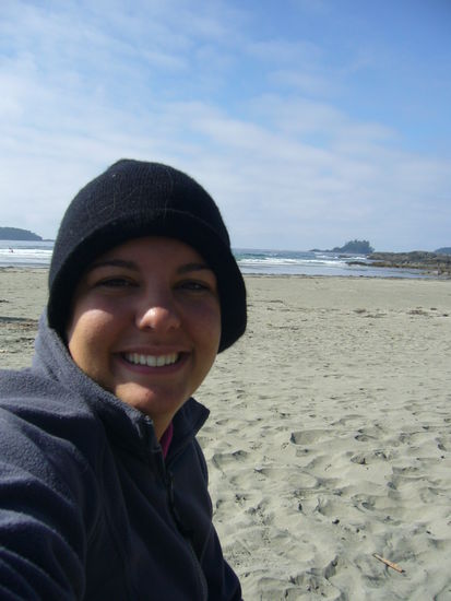 Sarah ist happy am Strand