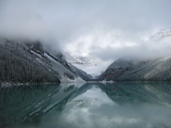 Lake Louise im Fruehnebel