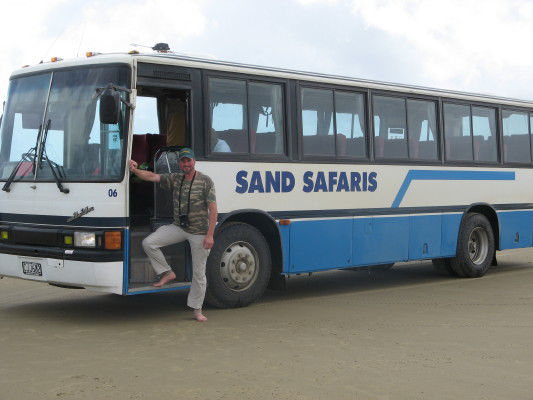 im Bus am Strand entlang