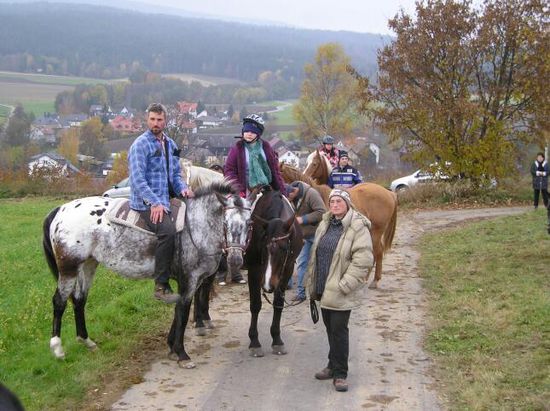 Bianca, Stefan + Sarah mit den Vierbeinern bei einer Pferdesegnung ...