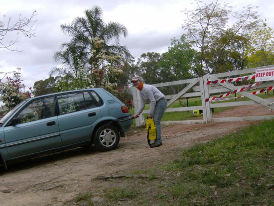 ...Aussenwelt ich komme!...
(um den Hof verlassen zu druerfen, musste ich mich und BOA desinfizieren)