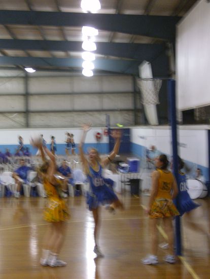 Bei solchen Tanzeinlagen wird deutlich warum gerade dieser Trikotschnitt getragen wird...