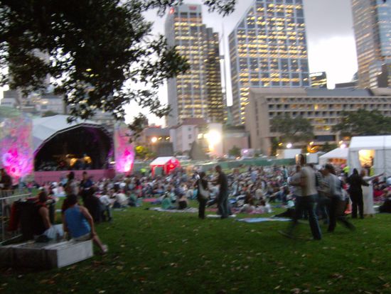 Die Buehne war mittem im Botanischen Garten aufgebaut: Langsam fuellt sich alles...