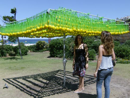 Zitronenschirm mit Charlotte und Tatjana (von hinten)